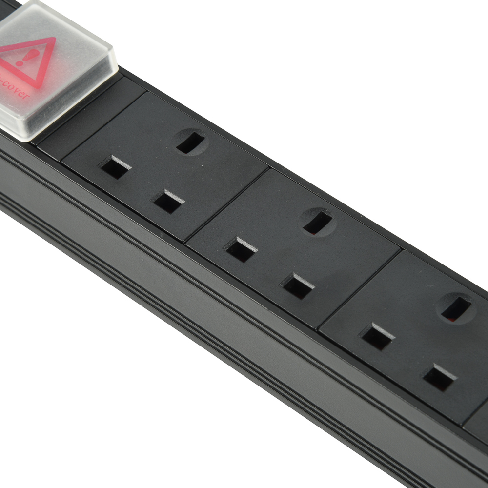 PDU para rack de 1U con enchufes británicos de 3 vías y puertos de carga USB integrados