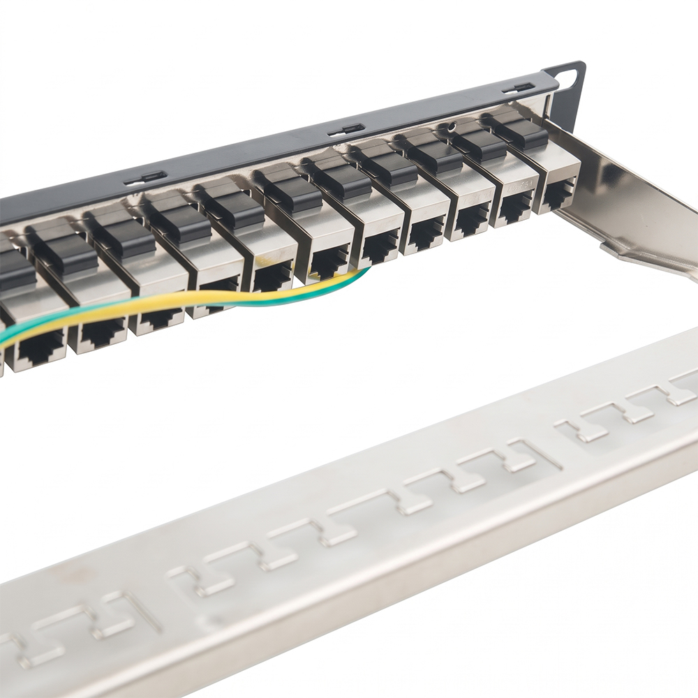 Panel de conexiones pasante STP Cat6A de 1U y 24 puertos | Panel acoplador en línea RJ45 blindado de 19' - WebiT